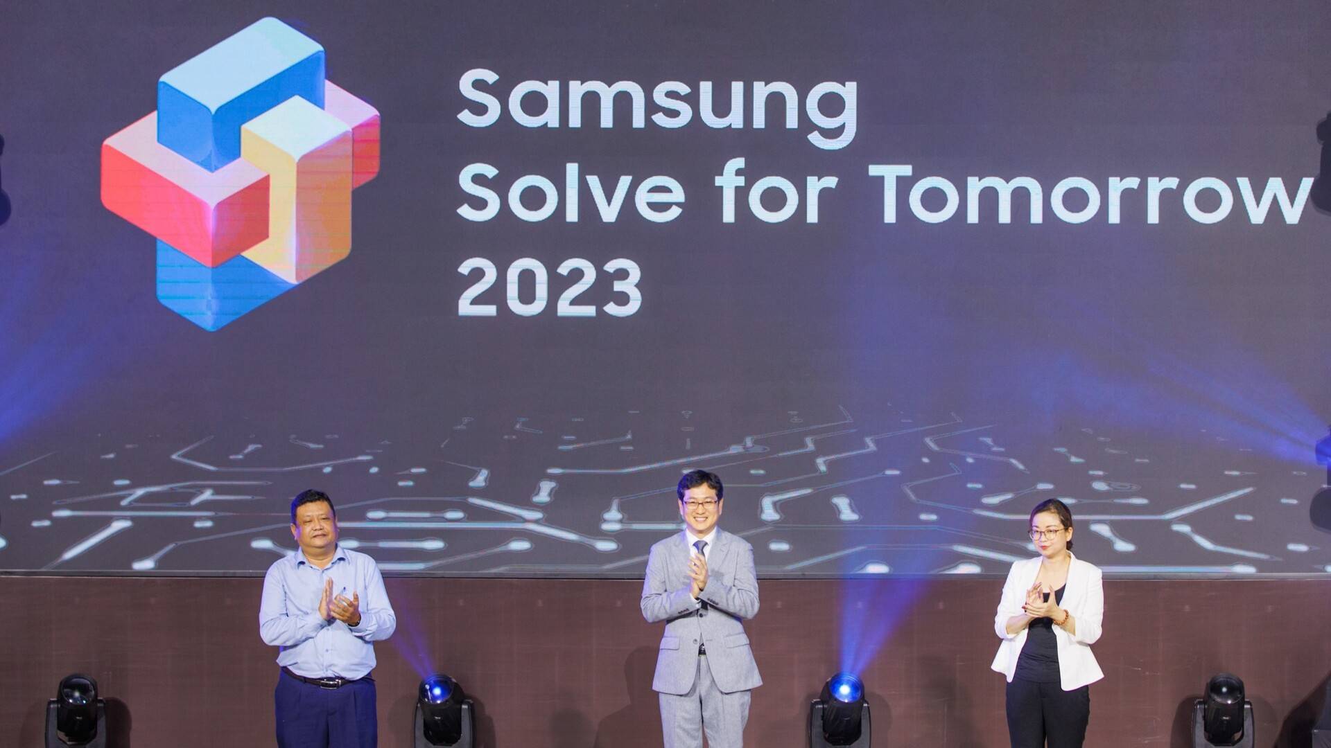 Solve for Tomorrow tiếp lửa đam mê tài năng công nghệ trẻ
