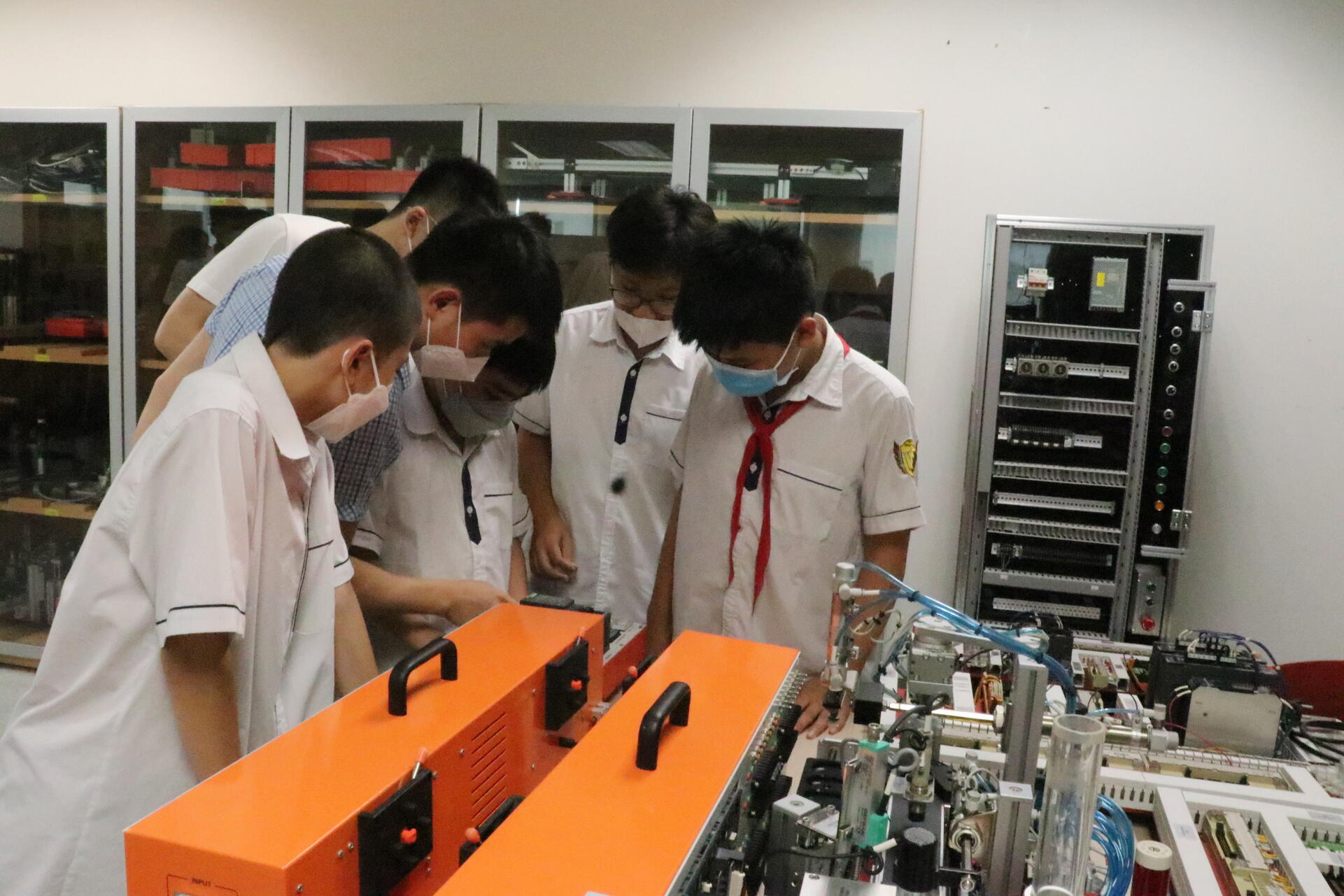 “Thời tới không cản nổi”: Solve for Tomorrow 2022 gọi, Gen Z trả lời