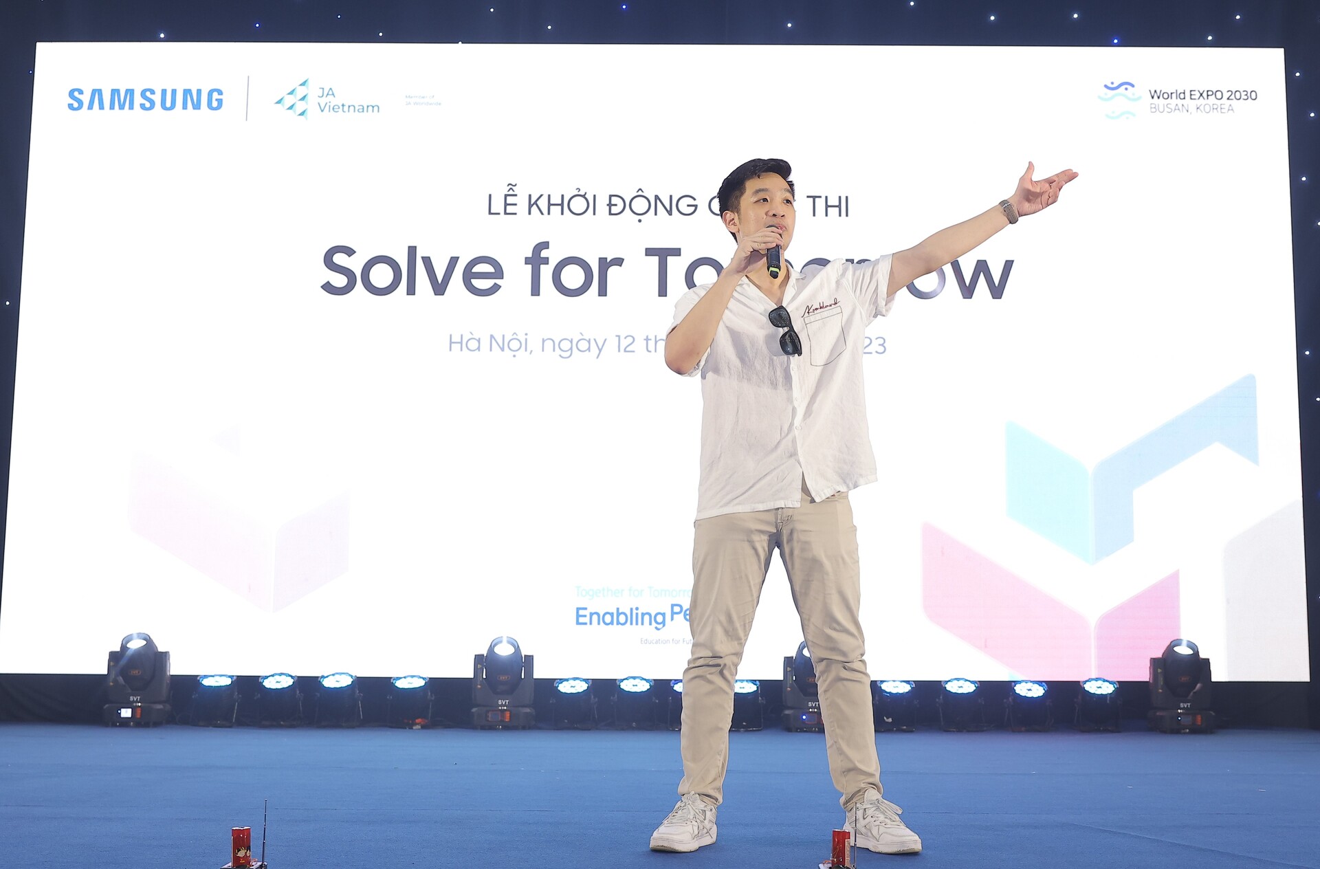 Tuấn Ngọc Đây khuấy động chương trình và kêu gọi các bạn học sinh tham gia Solve for Tomorrow 2023